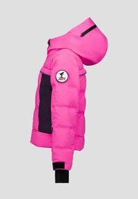 Chaqueta acolchada de color rosa brillante con capucha, paneles laterales negros, un logotipo redondo en la manga y puños elásticos para un ajuste seguro.