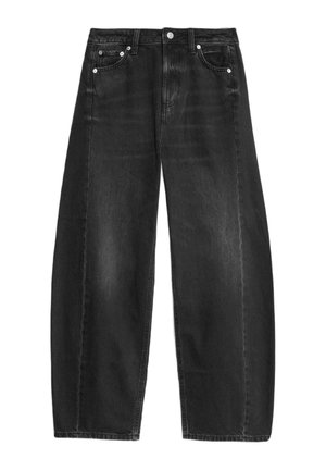 Jeans noirs à jambes larges avec cinq poches, bouton avant visible et passants pour ceinture, présentés sur un fond blanc.