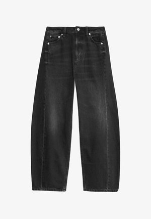 Jeans noirs à jambes larges avec cinq poches, bouton avant visible et passants pour ceinture, présentés sur un fond blanc.