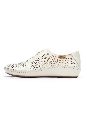 Zapatos de cuero blancos con patrones cortados, un borde cosido, punta redonda y acentos en marrón claro. Diseño de cordones, suela de perfil bajo.