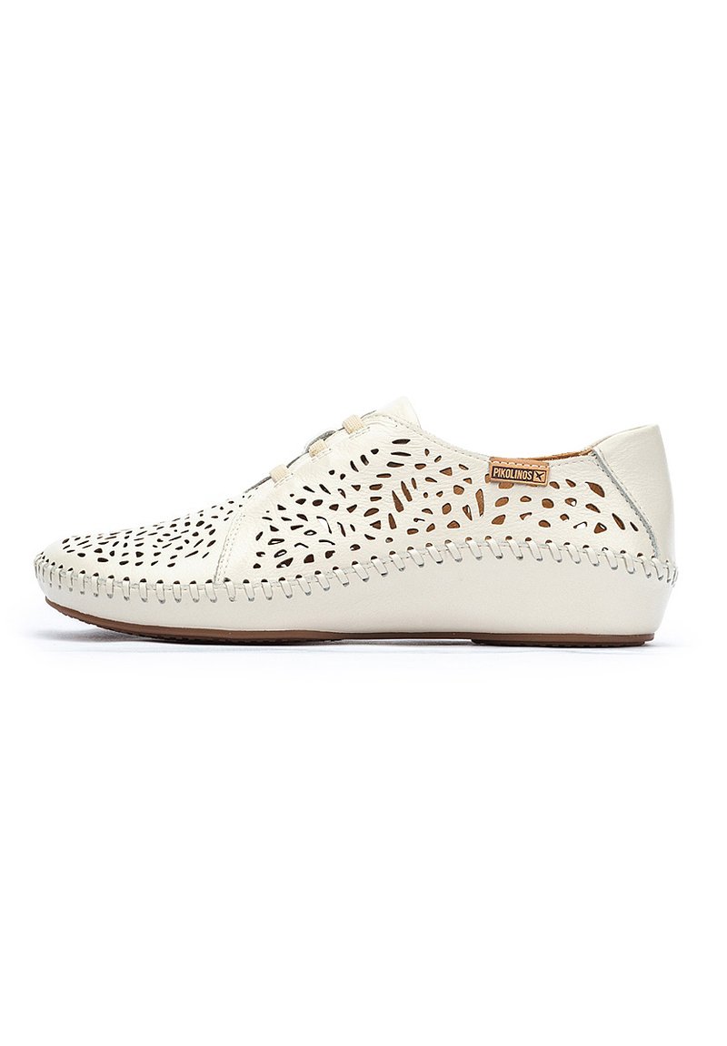 Zapatos de cuero blancos con patrones cortados, un borde cosido, punta redonda y acentos en marrón claro. Diseño de cordones, suela de perfil bajo.