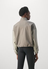 Under Armour UNSTOPPABLE JACKET - Sportovní bunda - taupe dusk/black