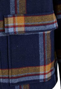 Ullruten frakk med en marineblå base og gule, røde og blå striper, to frontlommer og en myk tekstur.