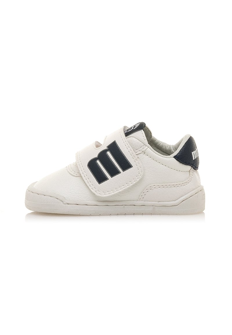 Sneaker bianca in pelle con punta rotonda, fascia in Velcro, accenti scuri e suola in gomma texturizzata. Presenta un logo sulla fascia.