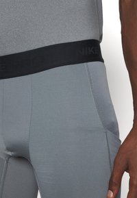 Nike Performance WARM - Legíny - smoke grey/black