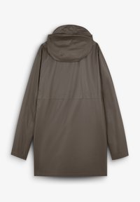 Długi, kapturowy płaszcz przeciwdeszczowy w ciemnym brązie, wykonany z gładkiego, lekkiego materiału. Posiada prosty krój z minimalnymi detalami szwów.