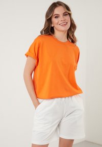 LELA CREW NECK  - Jednoduché tričko - orange color