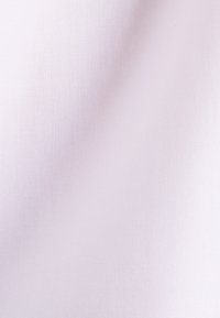 Glattes, hellviolettes Gewebe mit feiner Textur und leicht diagonalem Schattierungseffekt.