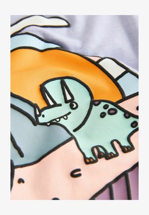 Tela de algodón colorida con un dinosaurio de dibujos animados con cuerpo verde claro, contornos negros y manchas moradas sobre un fondo pastel.