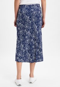 Marineblaue Midikleid mit weißem abstraktem Muster, aus leichter Stoffqualität. Verfügt über eine glatte Textur und einen bequemen Bund.