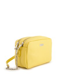 Gelbe Kunstledertasche in rechteckiger Form, mit doppeltem silbernen Reißverschluss, abnehmbaren Kettenriemen und einem Logodetail auf der Vorderseite.