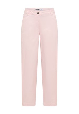 Jasnoróżowe spodnie o prostych nogawkach, z zapięciem na guzik i suwak, szlufkami na pasek oraz przednimi kieszeniami, przedstawione na jednolitym białym tle.