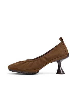 Scarpa da donna in camoscio marrone con dettagli arricciati e tacco largo e scolpito marrone scuro su sfondo bianco.