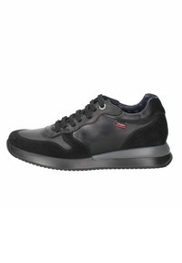 Sneaker nera in pelle e camoscio, con punta arrotondata, chiusura con lacci, occhielli argentati e suola in gomma nera texturizzata.
