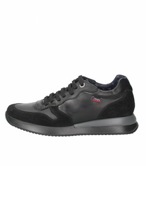 Sneaker nera in pelle e camoscio, con punta arrotondata, chiusura con lacci, occhielli argentati e suola in gomma nera texturizzata.