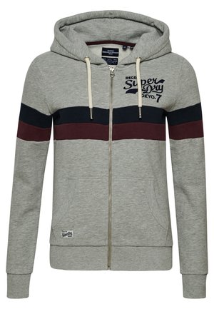 Jasnoszara bluza z kapturem i zamkiem, z granatowymi i bordowymi poziomymi paskami, przednimi kieszeniami, sznurkami i logo "Super Dry Tokyo 7" na piersi.