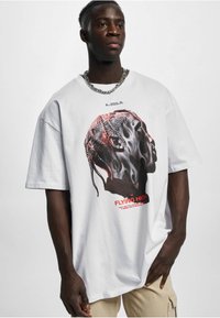 Upscale by Mister Tee FLYING HIGH OVERSIZE FLYING HIGH OVERS - T-shirts med print - white