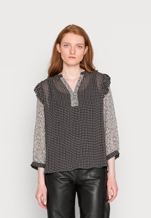 Blusa em preto e branco com mangas curtas e onduladas, apresentando um padrão xadrez na parte frontal e uma impressão floral nas mangas. Design com decote em V.