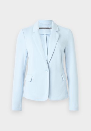 Lichtblauw damesblazer met één knoop, revers met inkeping, lange mouwen en twee klepzakken aan de voorkant, afgebeeld op een witte achtergrond.