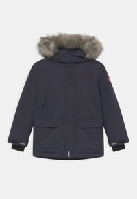 Granatowa parka z kapturem wykończonym sztucznym futrem, dwiema przednimi kieszeniami i odblaskowymi akcentami. Posiada zamek błyskawiczny i elastyczne mankiety.