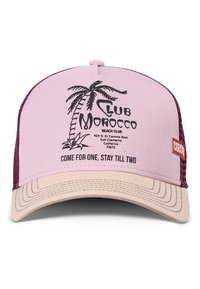 Căciulă de baseball roz cu părți laterale din plasă vișinie, având un grafic cu o palmier negru și textul "Club Morocco Beach Club" pe partea din față. Bor la culoare bej.