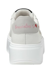 Sneaker in pelle bianca con suola spessa bianca. Presenta un logo rosa sul retro e una finitura liscia e texturizzata. Dettagli di cuciture accentuate.