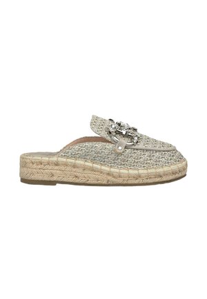 Espadrille beige intrecciato senza lacci con superficie testurizzata, una fascia larga e una fibbia decorativa argentata. Suola in fibra naturale.
