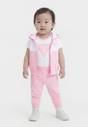 Guess BABY UNISEX SET - Pantalon de survêtement - taffy rose