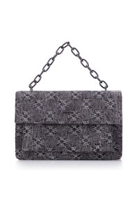 Schwarze und graue Stoffhandtasche mit einem strukturierten Blumenmuster, Kettenriemen und einem Klappen-Design.