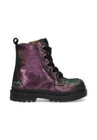 Botín de tobillo púrpura brillante con cordones negros, suela de goma y acentos decorativos. Presenta un acabado texturizado con brillo multicolor.