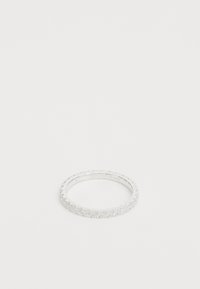 Anillo de plata con una línea continua de piedras transparentes, engastes en forma rectangular, textura mínima y un acabado pulido. Tamaño 54, marcado A925.
