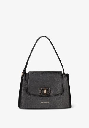 Borsa a mano in pelle nera con texture a grana, tracolla regolabile, chiusura magnetica e dettaglio del logo sulla parte anteriore.