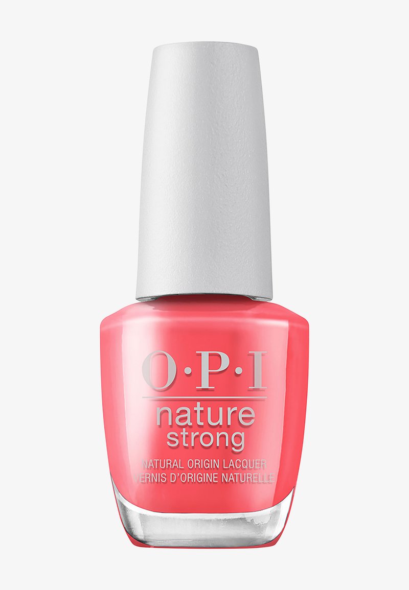 Bouteille de vernis à ongles corail rose Nature Strong d'O.P.I avec bouchon blanc, étiquetée vernis d'origine naturelle.