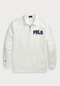 Vit tröja med kvartdragkedja och marinblå "POLO Ralph Lauren"-logotyp på bröstet samt liten marinblå brodyr av polo-spelaren på vänster ärm.