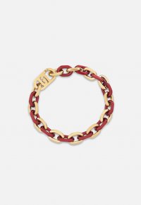 Kuld- ja punase metallist ketiprannik, millel vahelduvad ovaalsed ja lingikujulised elemendid, ning ristkülikukujuline silt, millele on embosseeritud number.