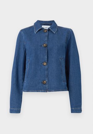 Veste en denim bleu foncé, avec un col classique, des manches longues et cinq boutons. Deux poches latérales et un ourlet droit.