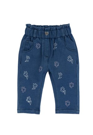 Spodenki dla malucha w kolorze niebieskim z elastycznym pasem, z przednimi kieszeniami, różowymi i białymi haftowanymi kwiatkami oraz małym, srebrnym guzikiem w kształcie serca.