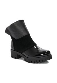 Czarne botki za kostkę z błyszczącym, lakierowanym czubkiem i miękkim zamszowym cholewką. Zawierają składany skórzany mankiet oraz teksturowaną gumową podeszwę.