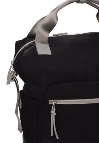 Mochila de tela negra con textura suave, detalles en gris, asas superiores y un bolsillo frontal con cremallera. Presenta costuras y herrajes resistentes.