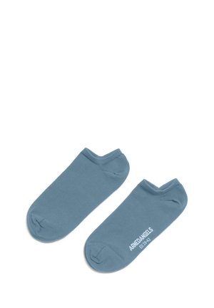 Blaue Knöchelsocken aus weichem Stoff mit glatter Textur; mit einem weißen Logo, das auf einer Seite aufgedruckt ist.