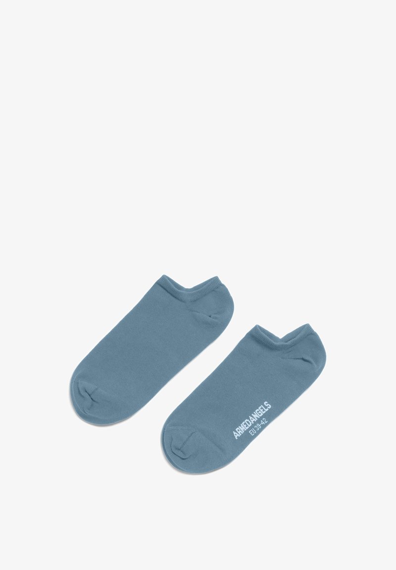 Blaue Knöchelsocken aus weichem Stoff mit glatter Textur; mit einem weißen Logo, das auf einer Seite aufgedruckt ist.