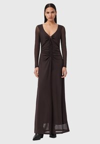 Langes schwarzes Kleid mit tiefem V-Ausschnitt und langen transparenten Ärmeln, mit gerafftem Detail in der Taille und einem fließenden bodenlangen Rock.