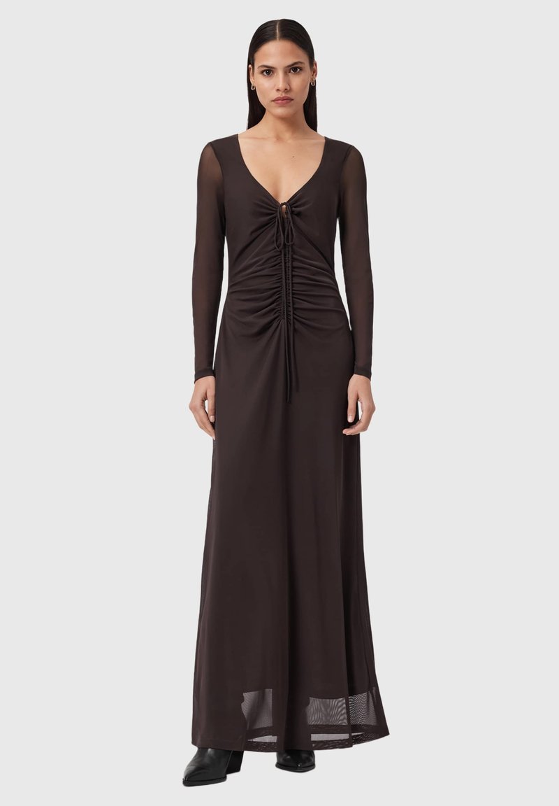 Langes schwarzes Kleid mit tiefem V-Ausschnitt und langen transparenten Ärmeln, mit gerafftem Detail in der Taille und einem fließenden bodenlangen Rock.