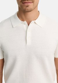 Weißes gestricktes Poloshirt mit Kragen, kurzen Ärmeln und einer Knopfleiste mit drei Knöpfen. Verfügt über einen strukturierten Stoff mit einem atmungsaktiven Design.