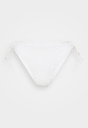 Hvit bikinibunn med teksturert stoff, justerbare sidesnorer og et geometrisk mønsterdesign. Flat passform med jevne kanter.