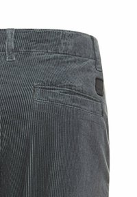 Grijze corduroy broek met verticale ribbels, voorzien van een achterzak en een zwart merklabel. Zachte textuur, zorgvuldig gesneden en hedendaags ontwerp.