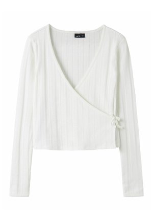 Weißes, langärmliges Rippwickeloberteil mit tiefem V-Ausschnitt und seitlicher Bindung, verkürzte Länge und dezente vertikale Streifenstruktur.