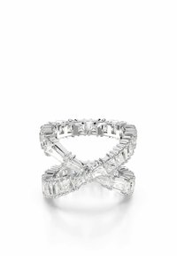 Srebrny pierścionek z przekręconym wzorem, ozdobiony prostokątnymi i okrągłymi przezroczystymi kamieniami osadzonymi w teksturowanej obrączce. Cechuje się skomplikowanymi detalami.