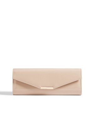 Clutch in pelle verniciata beige con design a busta, dotata di una chiusura in tonalità oro e con cuciture sottili lungo i bordi.
