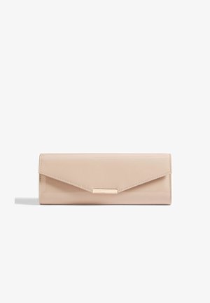 Beige Lackleder-Clutch mit einem Umschlagdesign, versehen mit einem Verschluss in Goldfarbe und dezenten Nähten entlang der Kanten.
